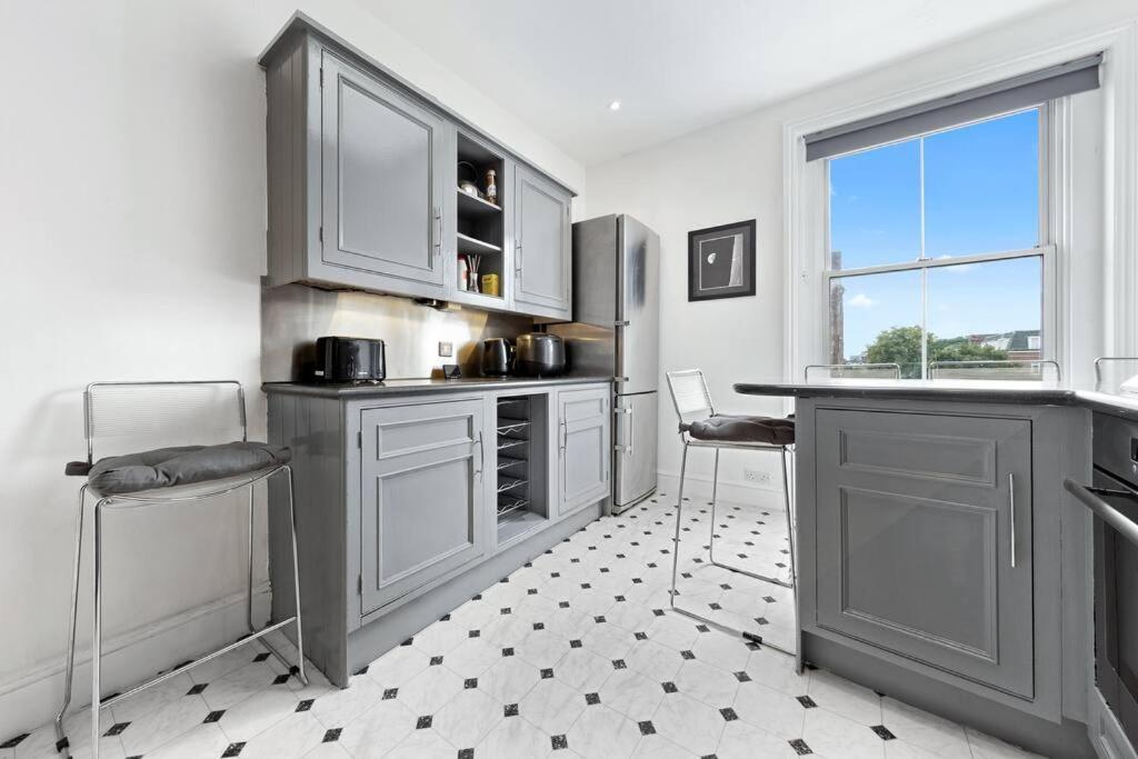Spacious Sleep 11 With Terrace In Earls Court Ec99 Лондон Екстер'єр фото